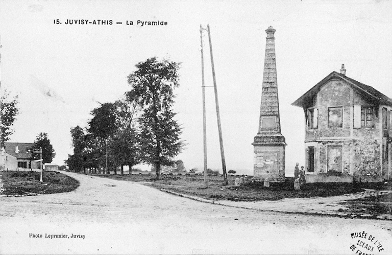 La RN7 au carrefour de la Pyramide de Juvisy.