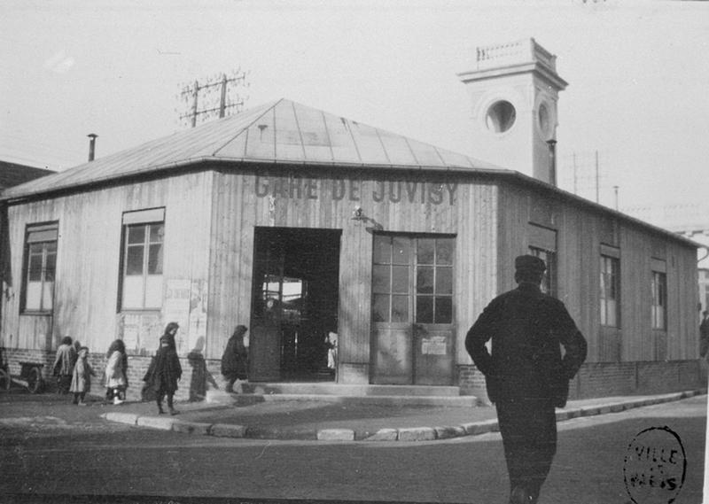 Gare de Juvisy-voyageurs (2e gare) : la gare intermédiaire provisoire en 1907, pendant le chantier de construction de la 2è gare voyageurs, la gare actuelle.