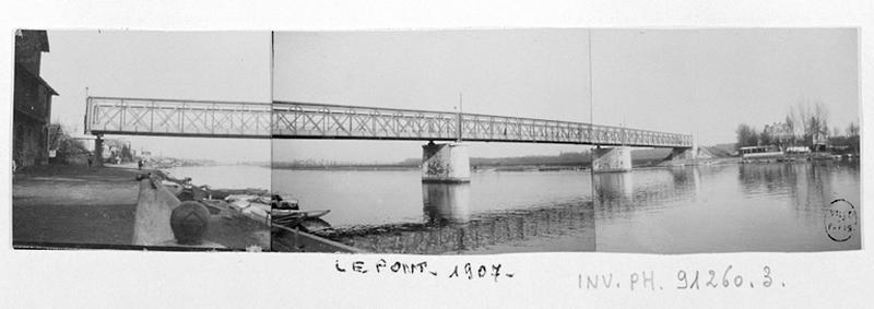 Le pont à tablier métallique de la fin du XIXème siècle : assemblage de trois tirages photographiques anonymes, vers 1900.