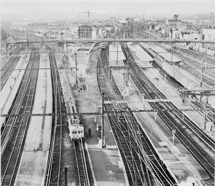 La gare et ses voies ferrées : vue d'ensemble de la gare de voyageurs.