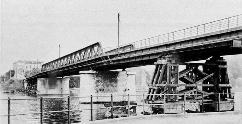 Vue du pont métallique de la fin du XIXème siècle avec son support provisoire à la suite des dommages provoqués à l'une des piles par un bombardement de 1944.