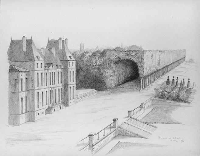 La terrasse du château ; à droite, l'allée de tilleuls taillés en table créée par la comtesse de Charolais.