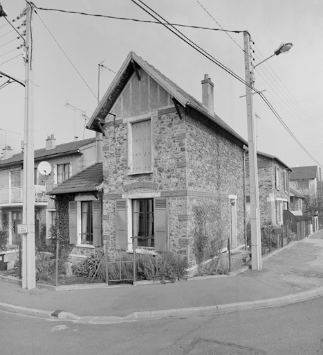 Vue d'ensemble d'une maison située à l'angle des rues d'Orléans (n° 2) et de la Prévoyance (n° 13), autrefois accolée à une autre maison identique.