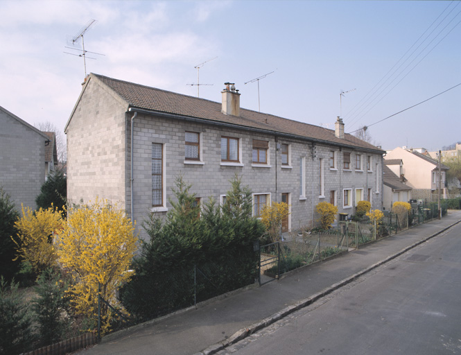 Vue d'ensemble de l'immeuble collectif reconstruit par la société au 1-7, rue d'Orléans, après la destruction de plusieurs de ses pavillons par le bombardement d'avril 1944 ; il fait face à un immeuble identique portant les numéros 4-14 ; un 3e immeuble a été construit au 7-11, rue de la Prévoyance.