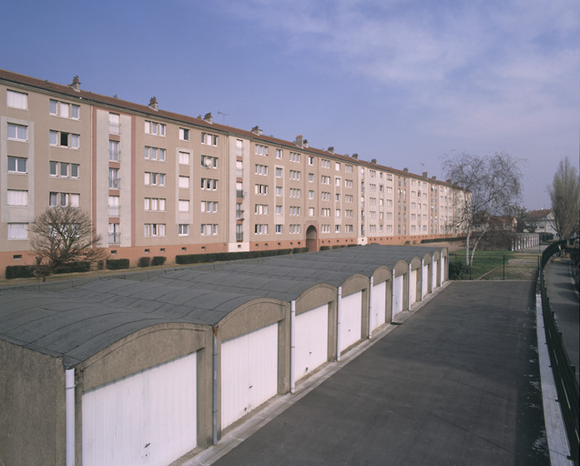 Vue d'ensemble sur l'avenue Jean-Jaurès (en direction du n° 116).