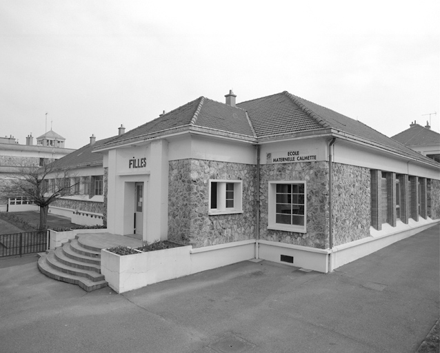 Vue de l'aile ouest du bâtiment occupée par l'école des filles ; l'entrée de l'école maternelle se trouve au fond de la cour.