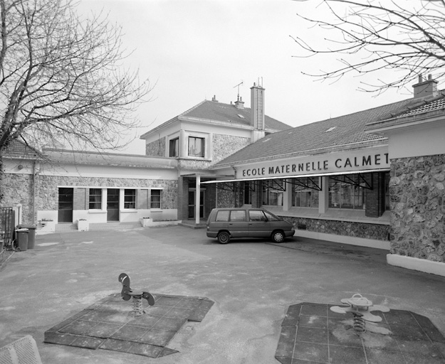 Vue des bâtiments de la maternelle Calmette sur la cour antérieure (côté avenue Jean-Jaurès).
