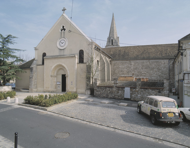 Vue d'ensemble ; à droite, façade postérieure de l'orangerie du château accolée au mur latéral de l'église.