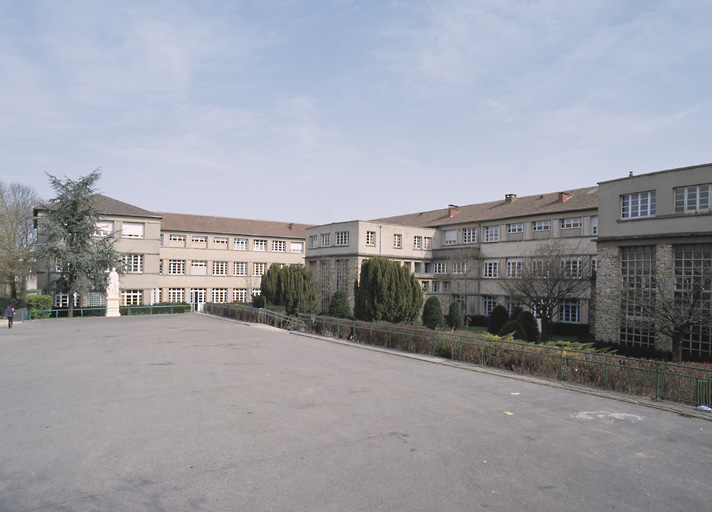 Vue côté cour du bâtiment scolaire construit en 1950.