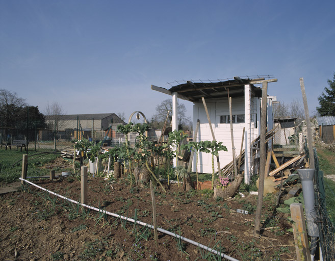 Jardins familiaux à côté de la ferme de Mons.