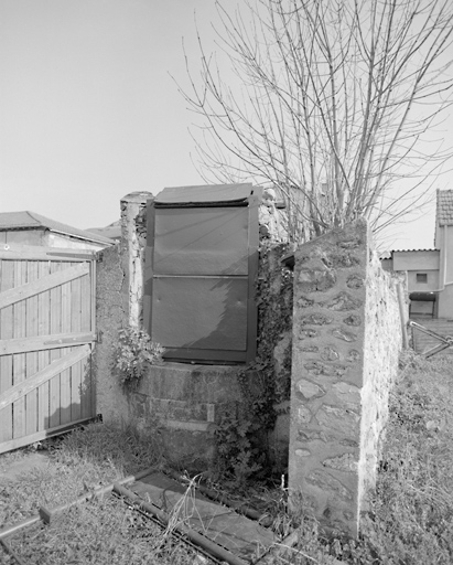 Vue du puits commun situé à l'entrée des jardins familiaux voisins de la ferme de Mons.