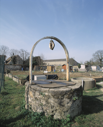 Puits dans les jardins familiaux situés à côté de la ferme de Mons (89, rue Robert-Schuman).
