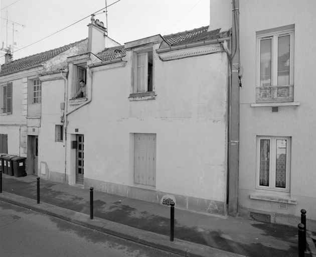 Vue d'ensemble d'une maison du vieux Mons ; une frise de denticules court sous la corniche.