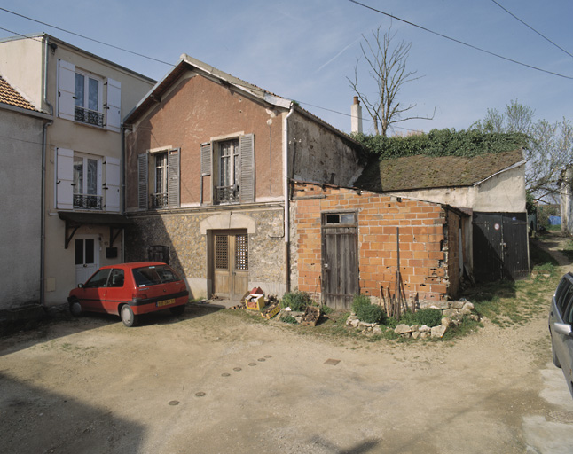 Vue d'ensemble de la maison située en fond de cour commune.