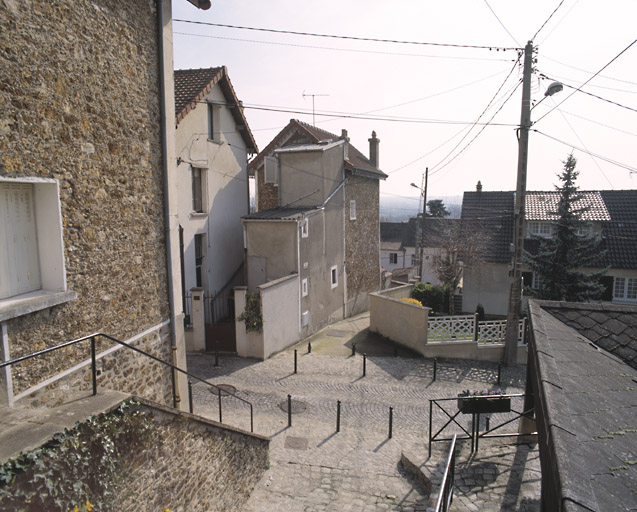 Vue, depuis le lavoir, de la rue de la Montagne-de-Mons et du départ du sentier rural dit de l'ancien Petit Mons.