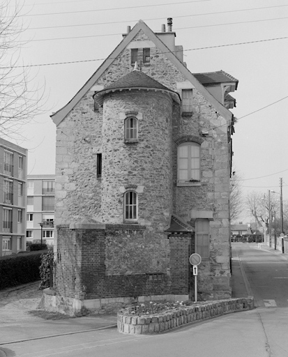 Vue du mur pignon et de la tourelle d'escalier sur la rue Robert-Schuman.