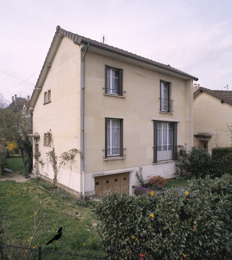 Vue d'ensemble d'une maison simple à un étage situé 24, avenue du Château de Chaiges.