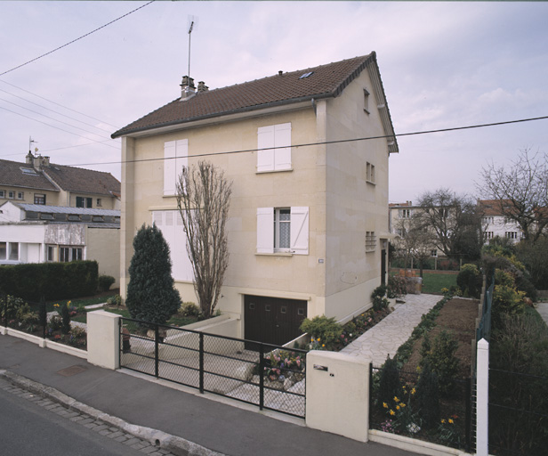 Vue d'ensemble d'un pavillon simple situé dans le situé 20, rue Jean Lagrive.