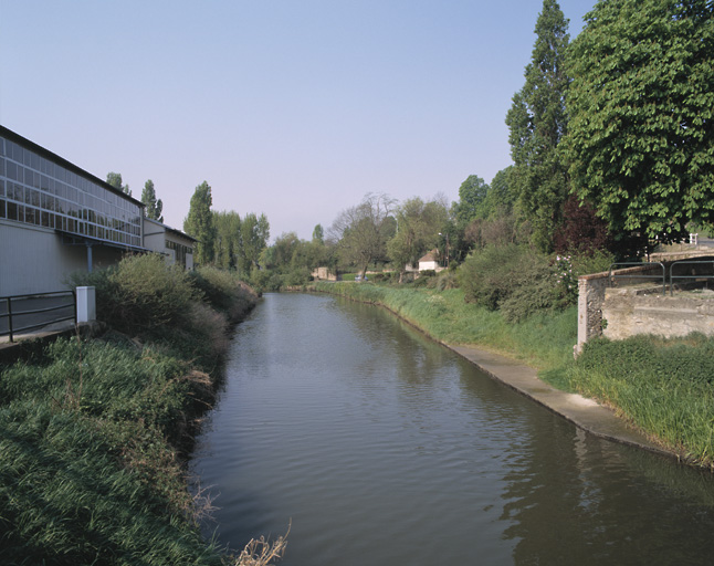 L'Orge, à côté du gymnase Pierre-de-Coubertin, près de la place du Maréchal-de-Lattre-de-Tassigny.