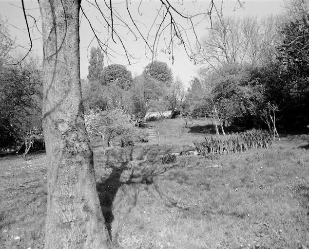 Vue d'un jardin situé sur le coteau de Mons.