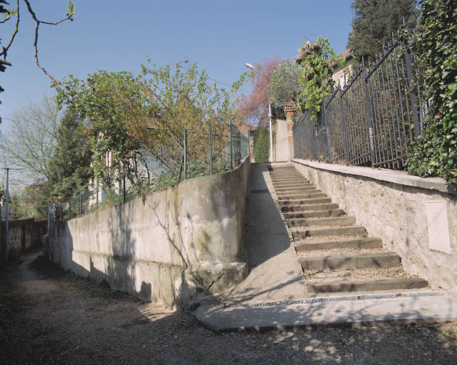 Escalier qui descend de l'avenue Constance et qui croise le sentier de la Fontaine-Garelle.