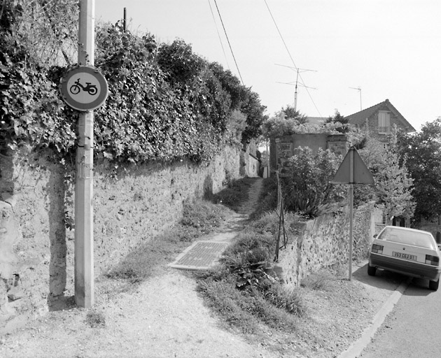 Murs qui longent le chemin rural n°1 dit de l'Egypte, au niveau du croisement du chemin avec l'avenue Constance.