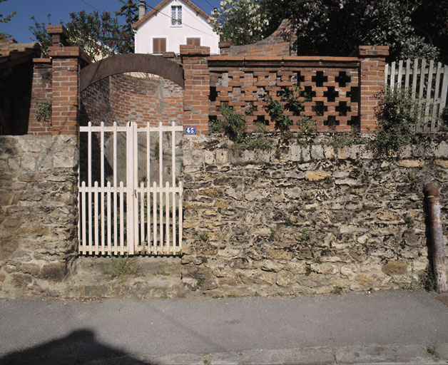 Entrée de l'ancienne Villa du Coteau marquée par un panonceau métallique.