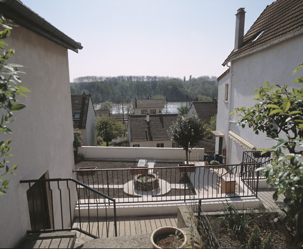 Echappée sur la Seine entre deux maisons du coteau.