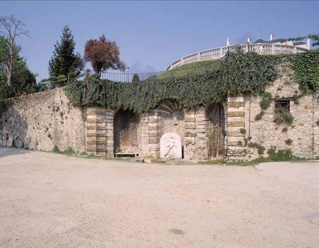Vue d'ensemble du nymphée (XVIIe siècle) aménagé dans le mur de soutènement de la terrasse ; de part et d'autre du bassin, des renfoncements devaient abriter des statues.
