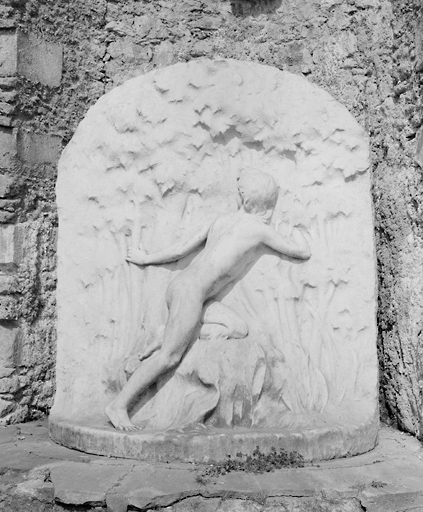 Haut-relief : Jeune garçon fuyant dans les bois