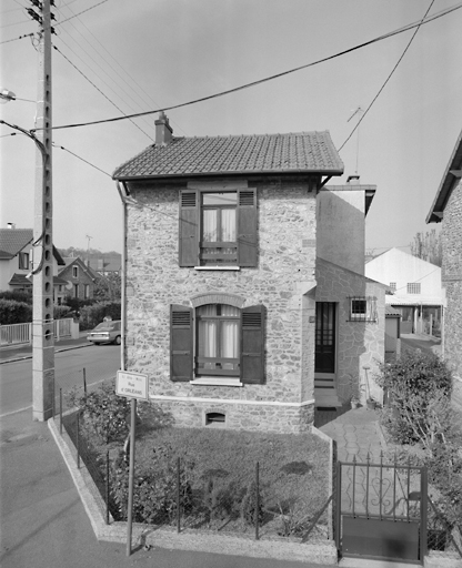 Vue d'ensemble de la maison située au 28 rue d'Orléans.
