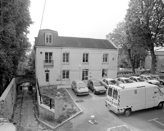 Maison abritant depuis 1981 des services techniques de la mairie ; située au 7, rue de la Montagne d'Athis, elle est reliée au parc du château d'Athis par un petit pont qui date de la période où les deux édifices appartenaient au même propriétaire.
