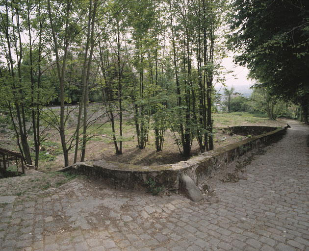 L'ancien potager avec au pied de la rampe un réservoir en hémicycle protégé par des murs de soutènement.