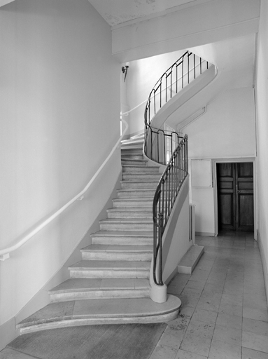 Escalier situé dans le pavillon latéral ouest.