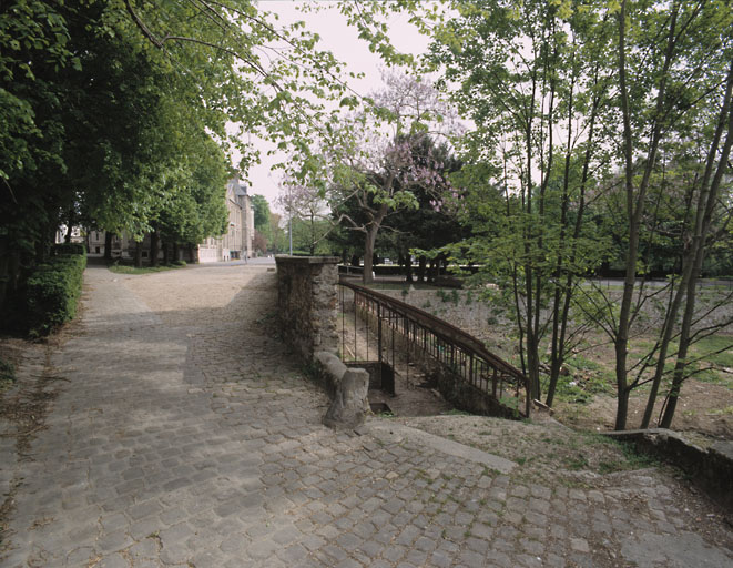 Le parc : vestiges d'une serre en contrebas de la terrasse, face aux communs, et ancien potager entouré de murs.