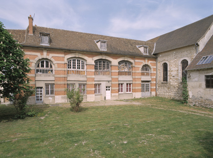 L'orangerie (bâtiment de l'ancien prieuré) accolée au flanc sud de l'église.