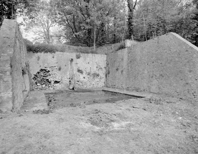 Le parc : bassin rectangulaire situé sous la terrasse du château, côté sud.