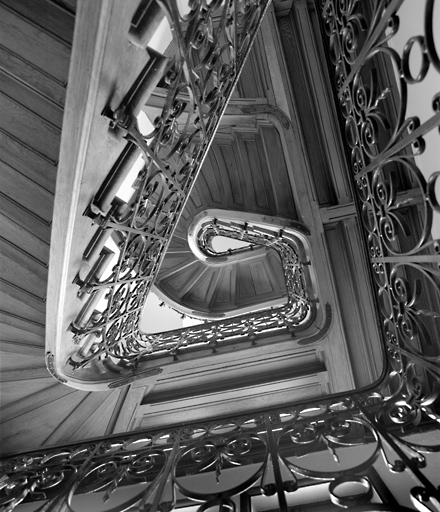 Vue en contre-plongée de l'escalier de la bibliothèque, situé dans le pavillon ouest.