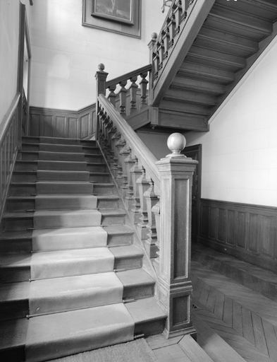 Départ de l'escalier principal situé dans le pavillon est.