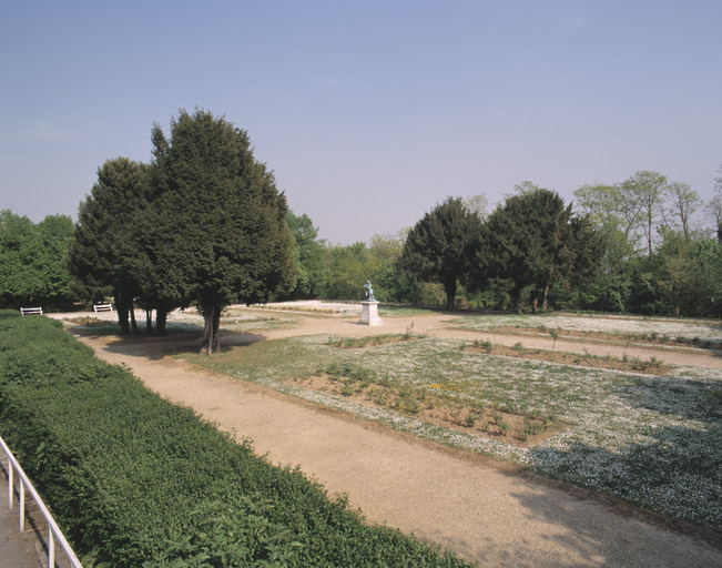 Vue du parterre qui occupe la partie centrale de la grande terrasse située devant la façade arrière du château.