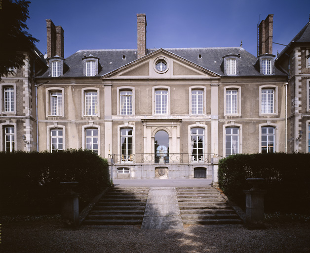 Le château : vue du corps central de la façade sur le parc.