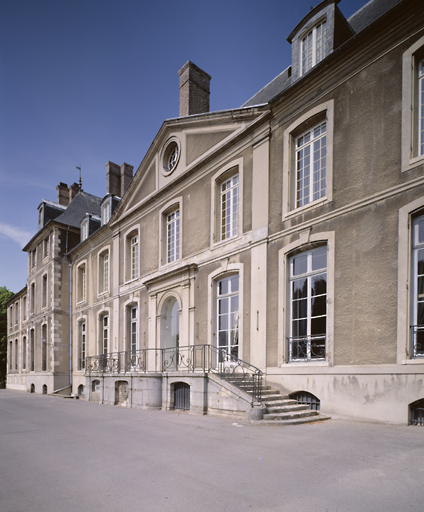 Le château : vue de l'escalier extérieur sur la façade arrière ; il ne possède qu'une volée.