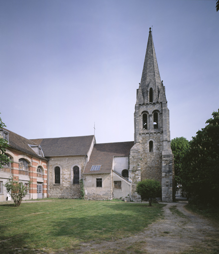 Vue d'ensemble du côté sud de l'église donnant sur la cour des communs du château, ancien jardin du prieuré d'Athis.