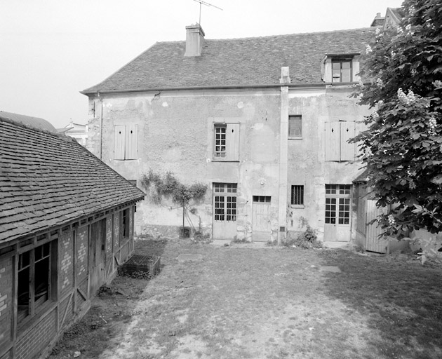 Bâtiment des communs accolé à l'orangerie acquis en 1895 par la famille de Courcel et rattaché dès lors au château d'Athis ; il faisait autrefois partie du prieuré Saint-Denis.