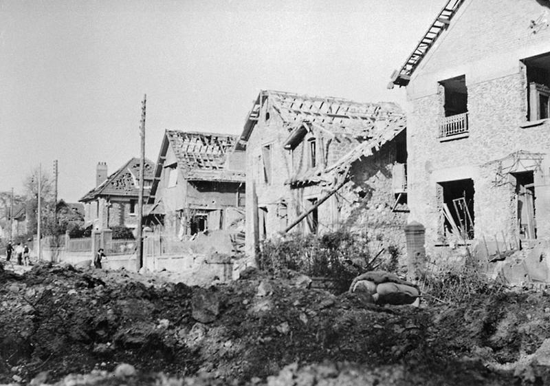 Vue des maisons du lotissement du parc du château ruinées par le bombardement de 1944.