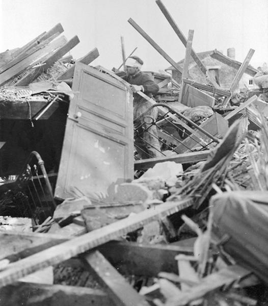 Vue des maisons du lotissement du parc du château ruinées par le bombardement de 1944