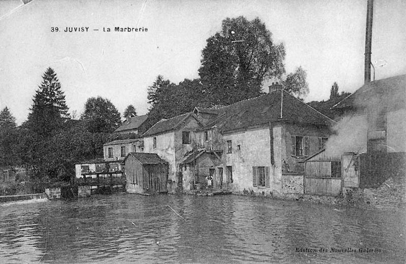 Vue des bâtiments du moulin-marbrerie prise depuis la pièce d'eau située sous la vanne.