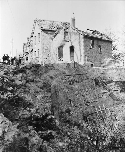 Vue des maisons ruinées par le bombardement de 1944 : photographie de l'Agence Fama prise à l'occasion de la visite du Maréchal Pétain, 1944.