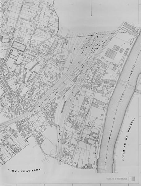 La gare et l'interconnexion des réseaux : plan topographique de Juvisy dressé par L. Poussin en 1945 : plan du quartier de la gare et du bord de Seine.