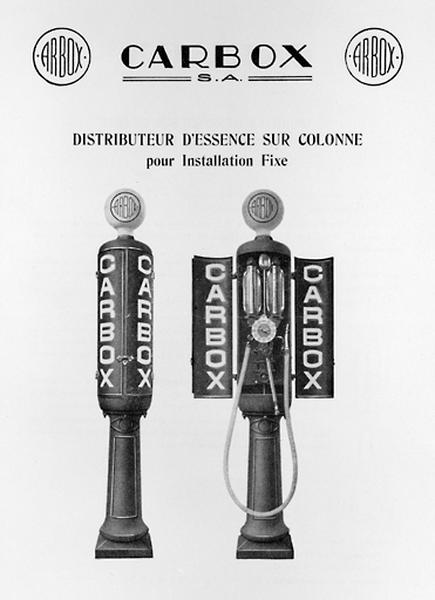 Elévation d'une pompe à essence sur colonne de marque Carbox, document publicitaire